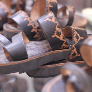 sandalias en cuero. Varios modelos y colores